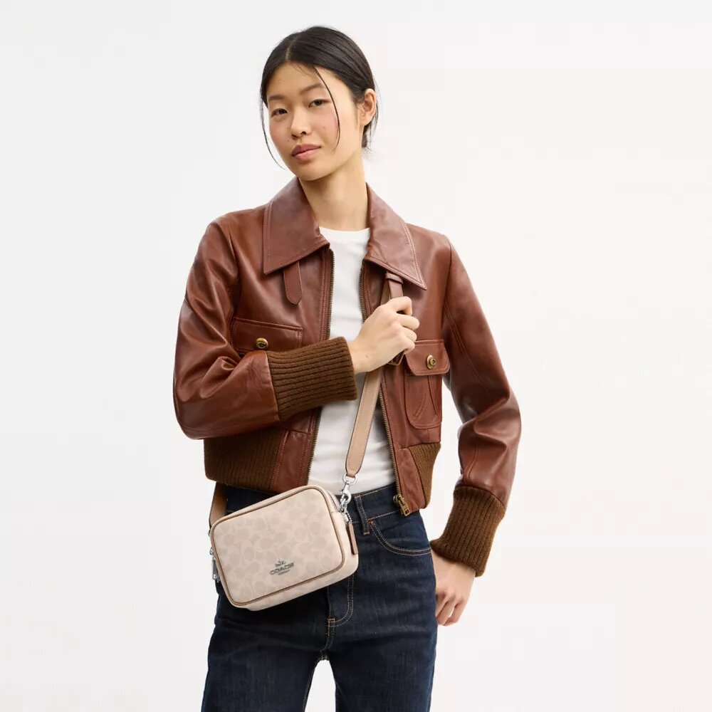 Bolso mini Carey de bandolera en Signature Canvas