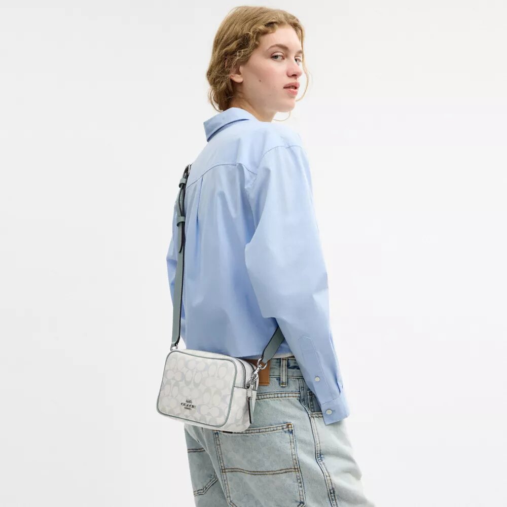 Bolso mini Carey de bandolera en Signature Canvas