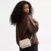 Bolso mini Carey de bandolera en Signature Canvas