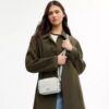 Bolso mini Carey de bandolera en Signature Canvas