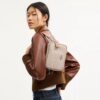 Bolso mini Carey de bandolera en Signature Canvas