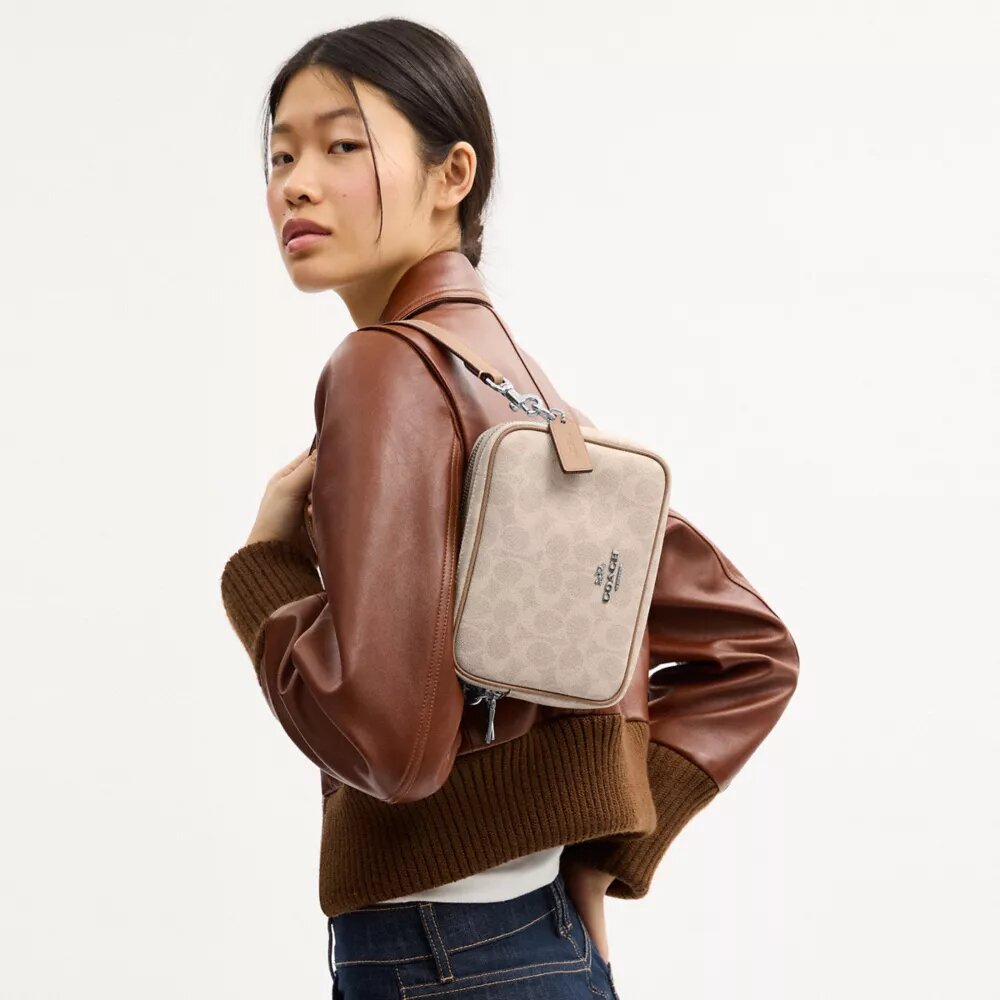 Bolso mini Carey de bandolera en Signature Canvas