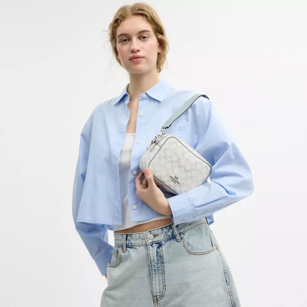 Bolso mini Carey de bandolera en Signature Canvas