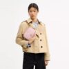 Bolso mini Carey de bandolera en Signature Canvas con Charms