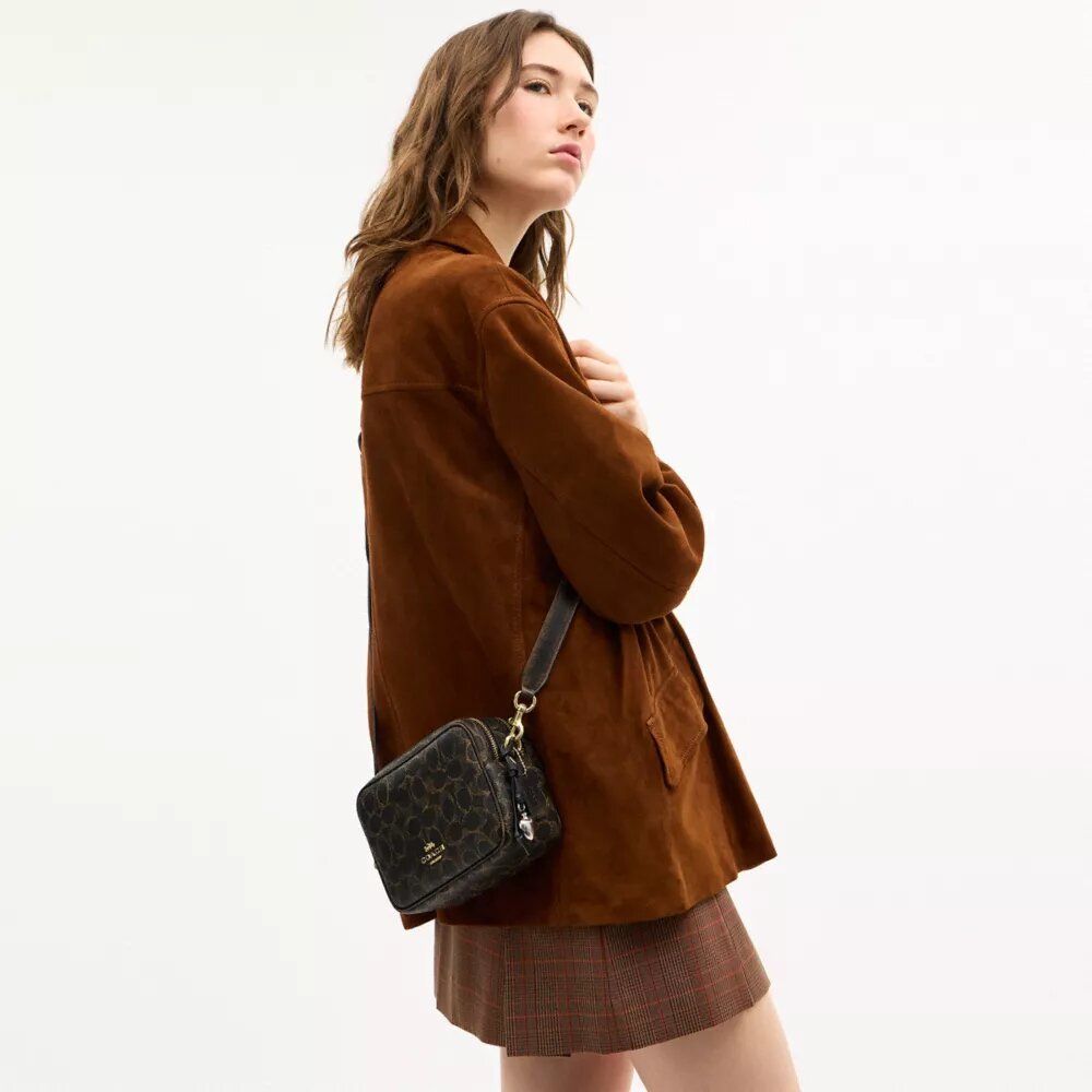 Bolso mini Carey para llevar en bandolera en Signature Canvas