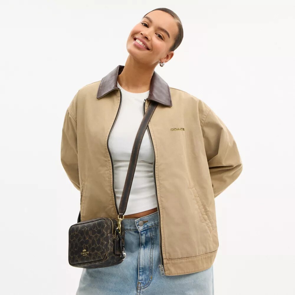 Bolso mini Carey para llevar en bandolera en Signature Canvas