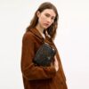 Bolso mini Carey para llevar en bandolera en Signature Canvas