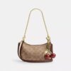 Bolso mini cruzado Teri en Signature Canvas