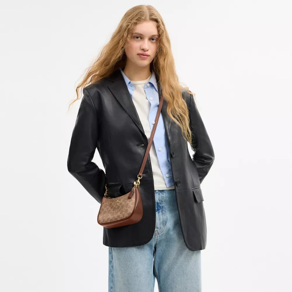 Bolso mini cruzado Teri en Signature Canvas