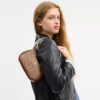 Bolso mini cruzado Teri en Signature Canvas