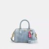 Bolso mini Rowan de bandolera en denim desgastado con Charms