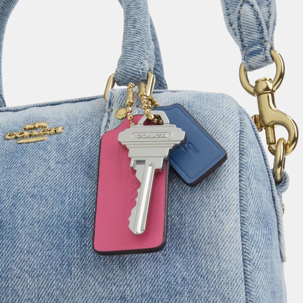 Bolso mini Rowan de bandolera en denim desgastado con Charms
