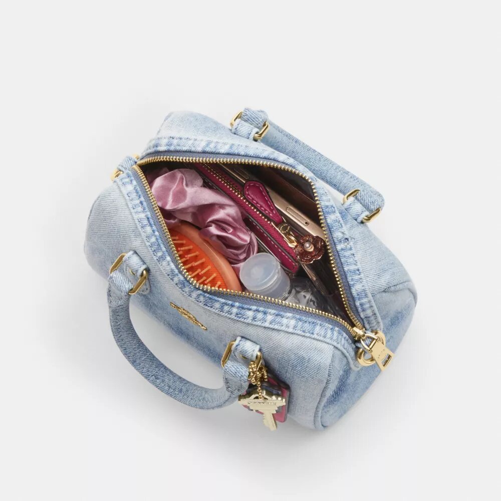 Bolso mini Rowan de bandolera en denim desgastado con Charms