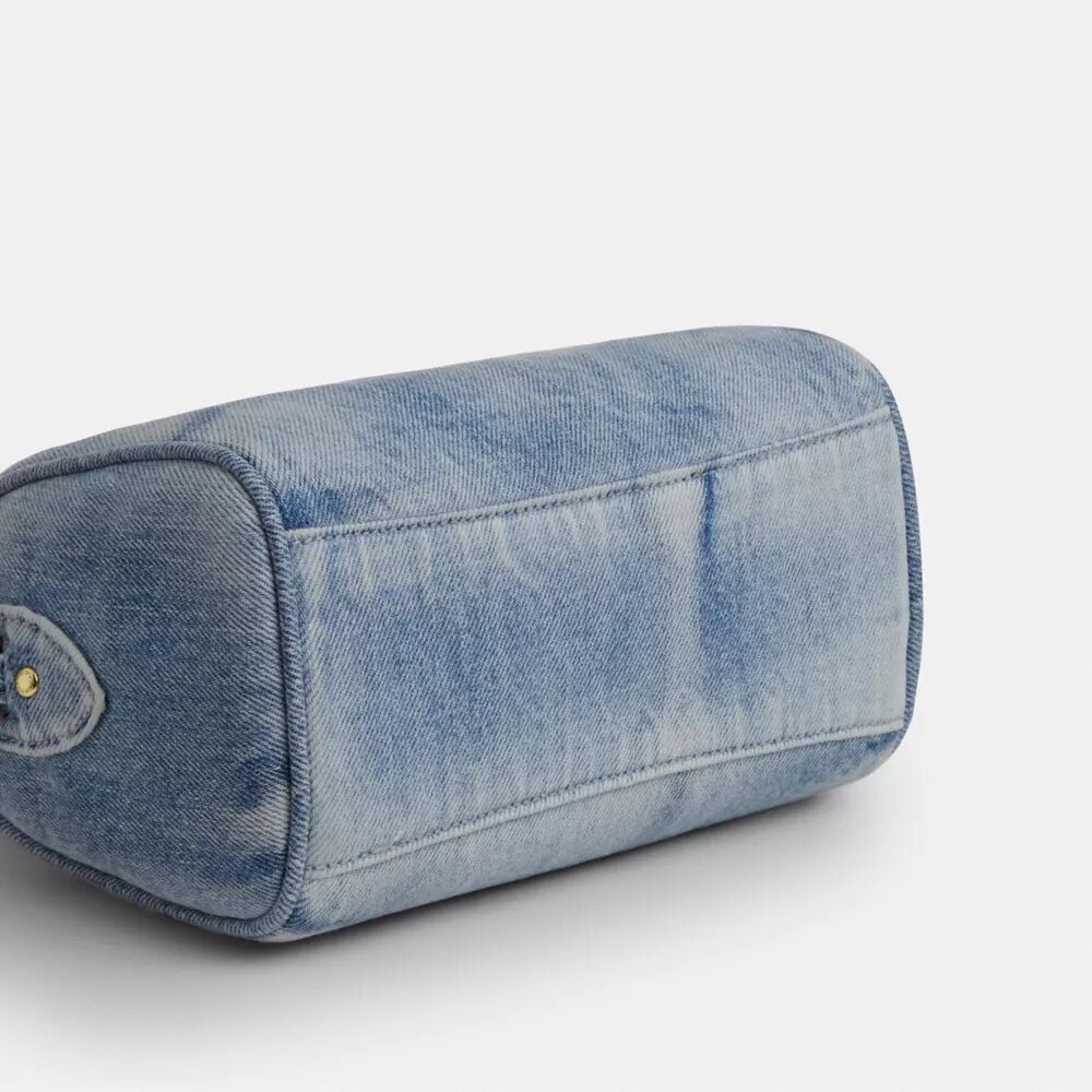 Bolso mini Rowan de bandolera en denim desgastado con Charms
