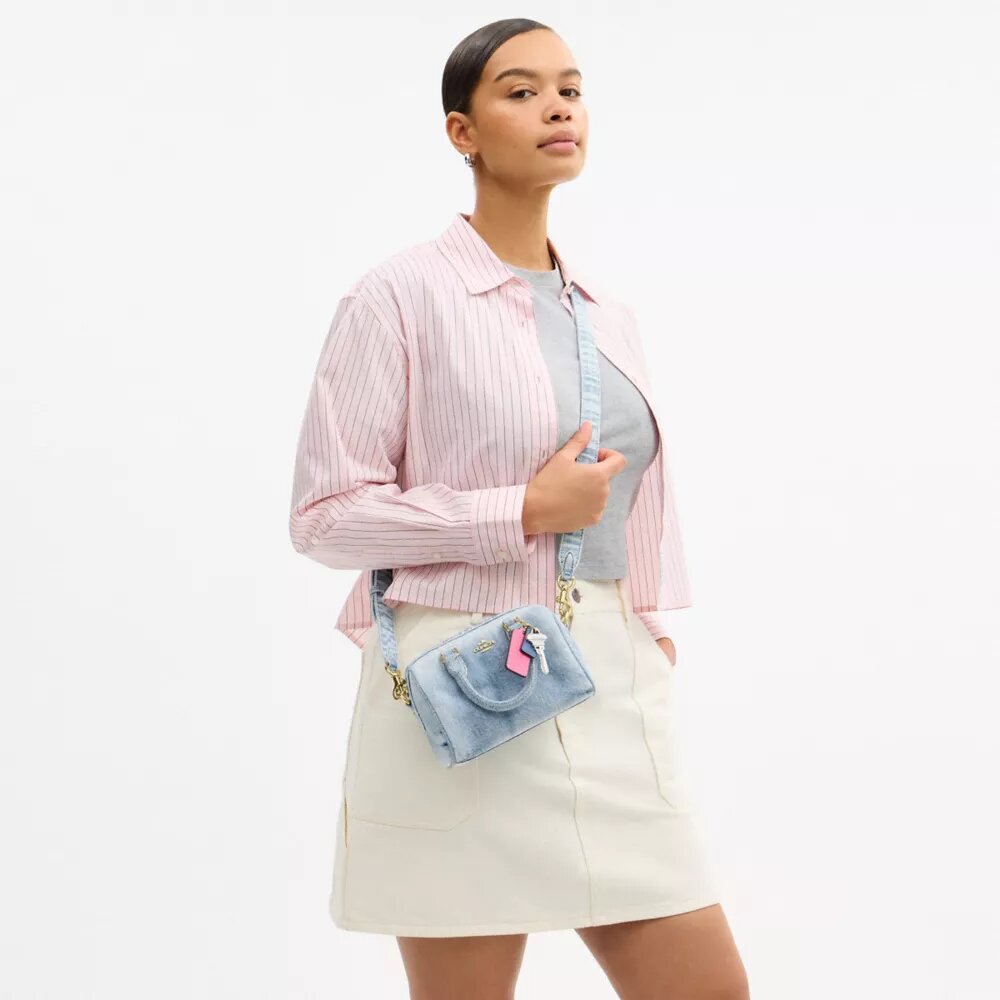 Bolso mini Rowan de bandolera en denim desgastado con Charms