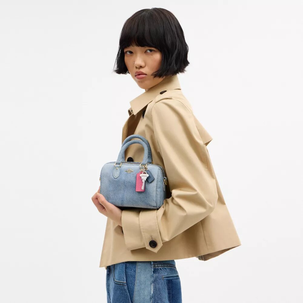 Bolso mini Rowan de bandolera en denim desgastado con Charms