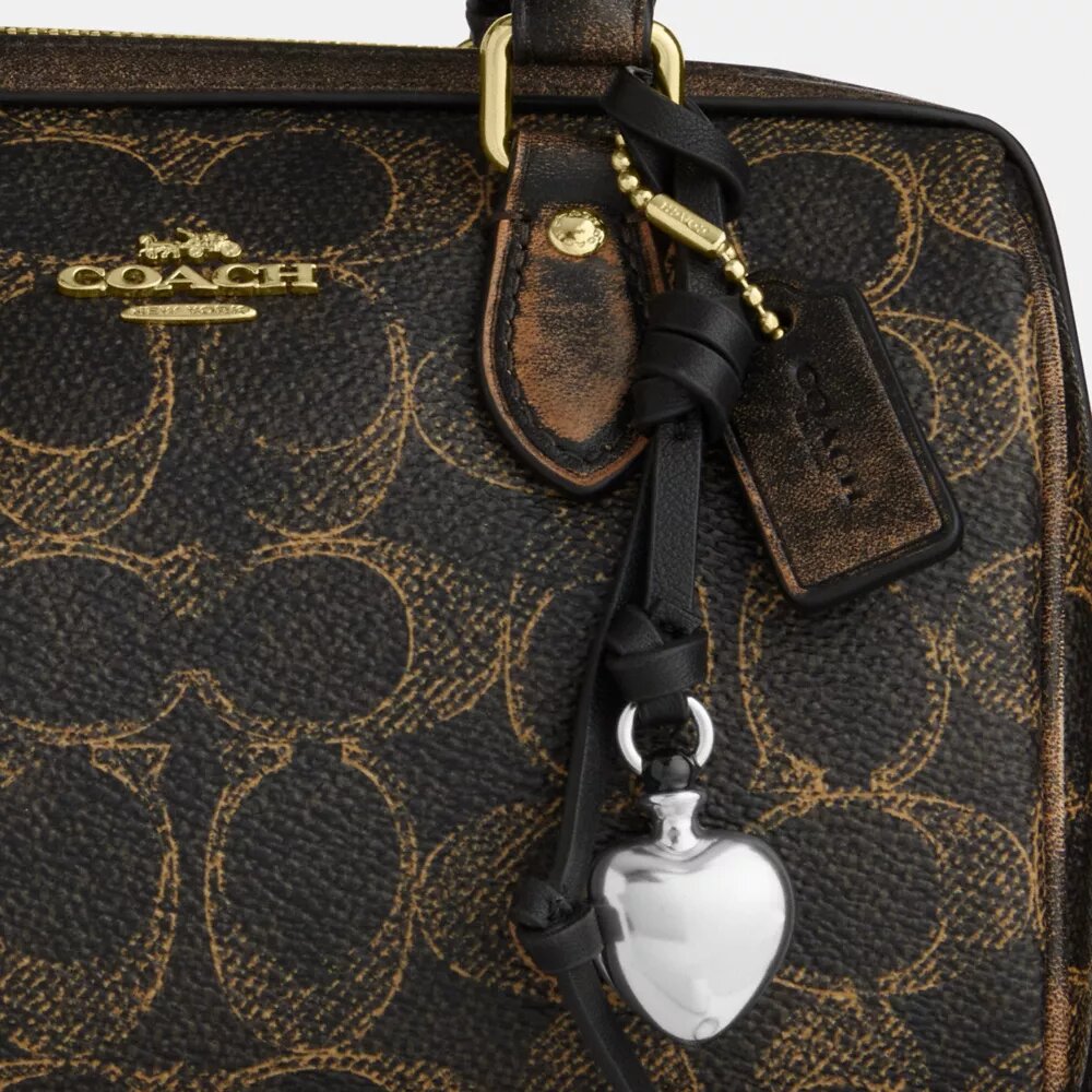 Bolso mini Rowan de bandolera en Signature Canvas con Charms