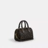 Bolso mini Rowan de bandolera en Signature Canvas con Charms
