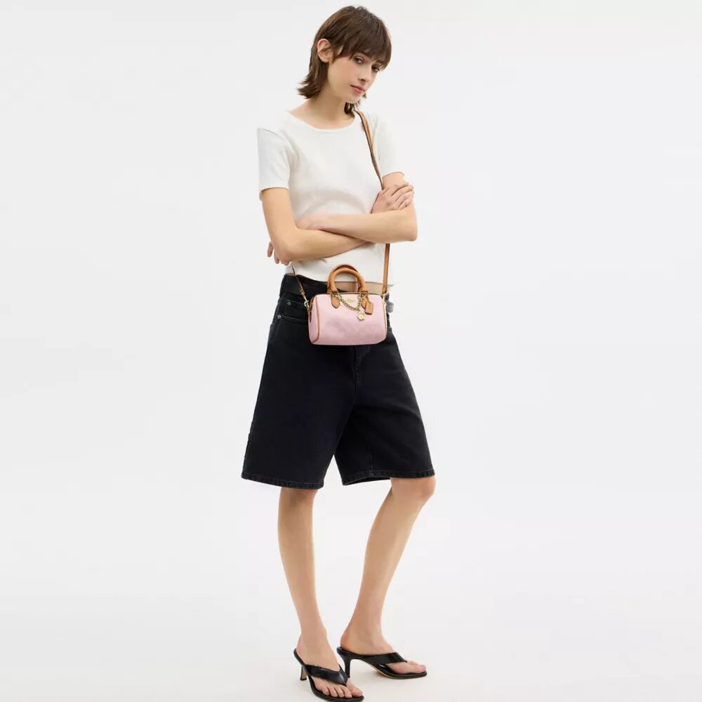 Bolso mini Rowan de bandolera en Signature Canvas con Charms