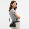 Bolso mini Rowan de bandolera en Signature Canvas con Charms