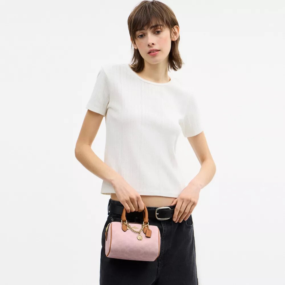 Bolso mini Rowan de bandolera en Signature Canvas con Charms