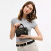Bolso mini Rowan de bandolera en Signature Canvas con Charms