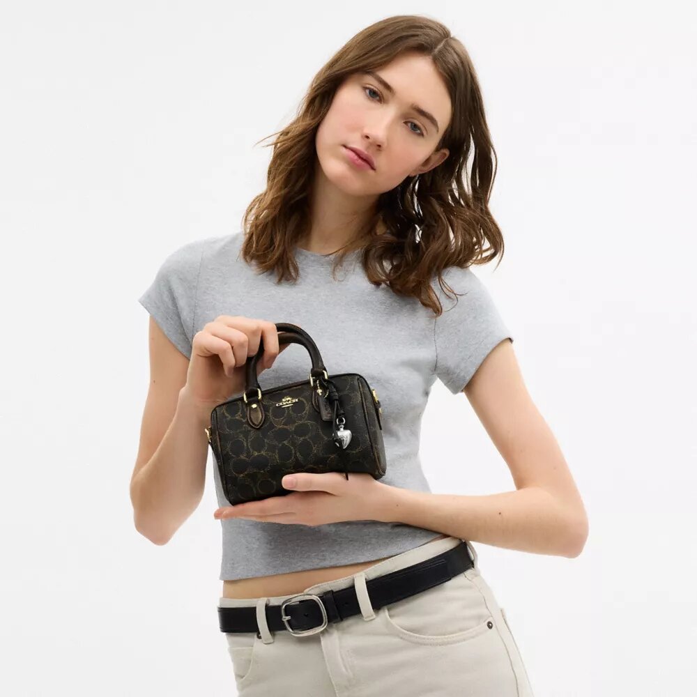Bolso mini Rowan de bandolera en Signature Canvas con Charms