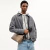 Bolso pequeño Finn de bandolera con bolsillo en Signature Canvas