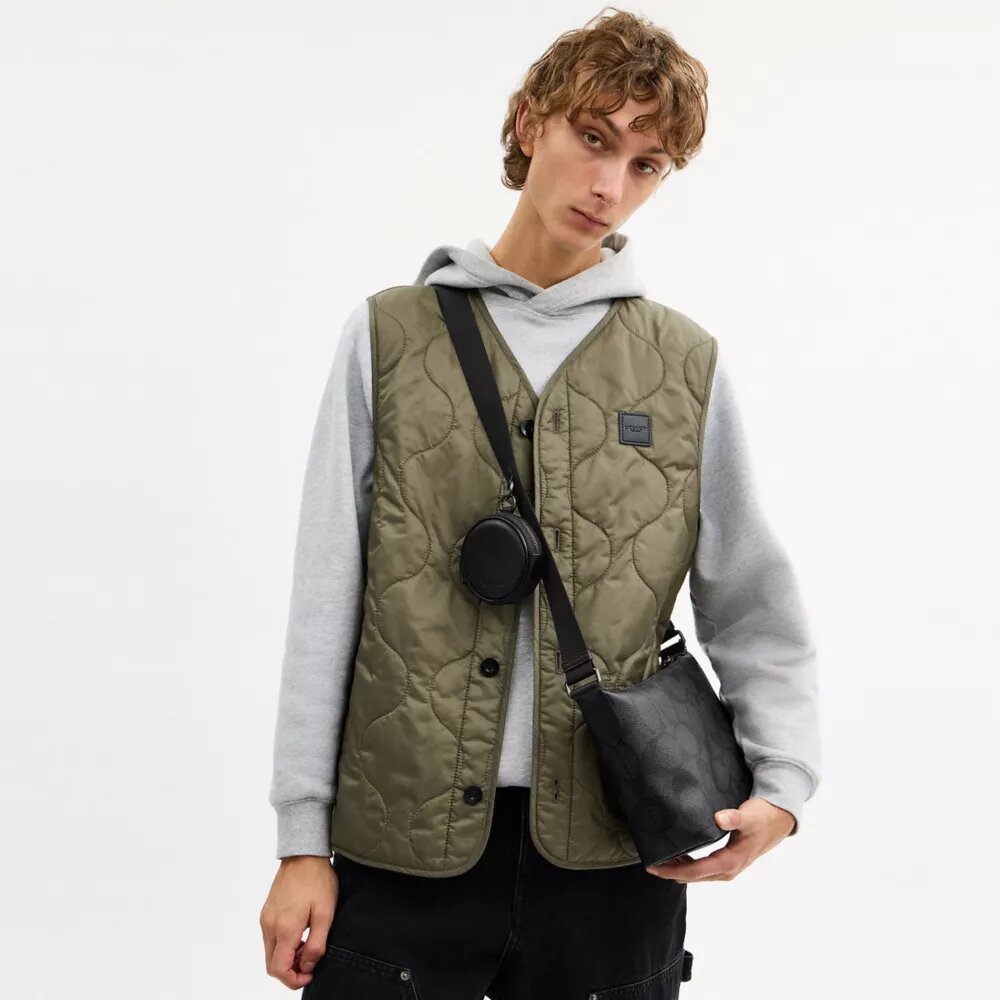 Bolso pequeño Finn de bandolera con bolsillo en Signature Canvas