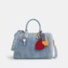 Bolso tipo cartera grande Rowan en denim desgastado con Charms