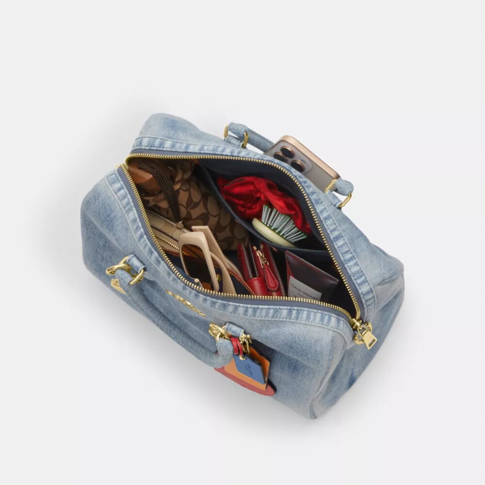 Bolso tipo cartera grande Rowan en denim desgastado con Charms