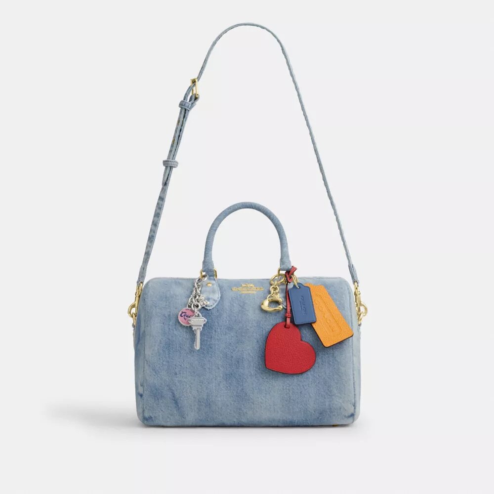 Bolso tipo cartera grande Rowan en denim desgastado con Charms