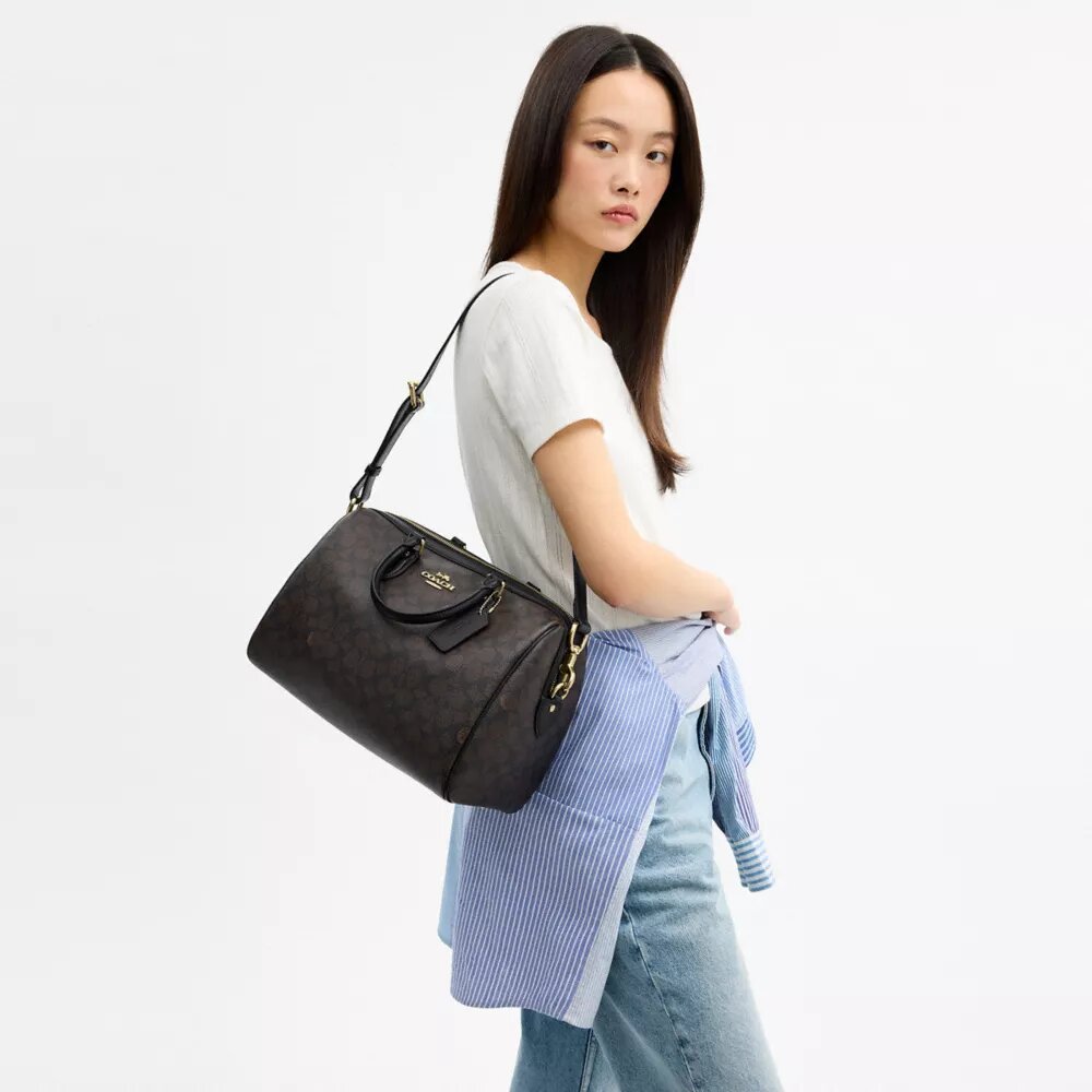 Bolso tipo cartera grande Rowan en Signature Canvas