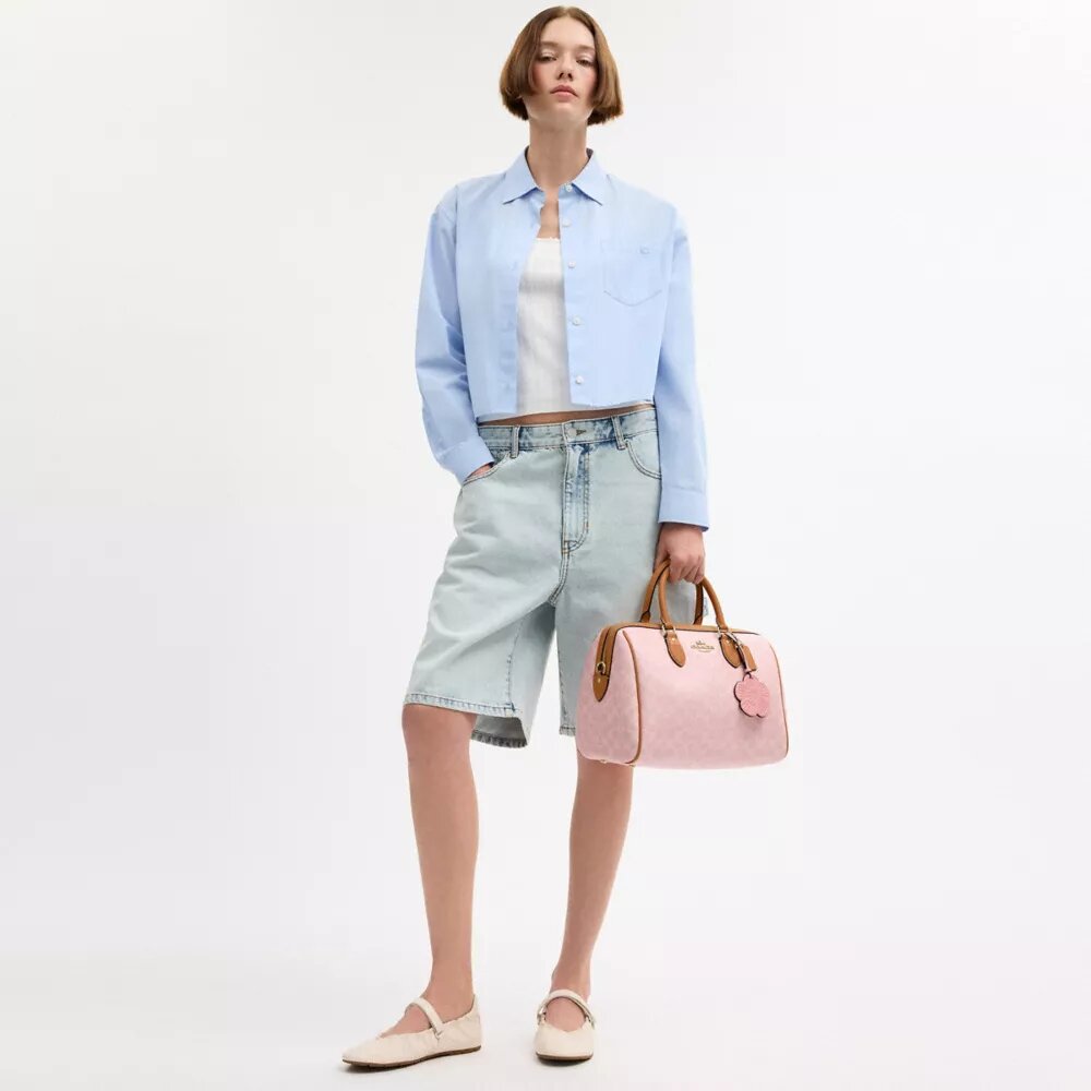 Bolso tipo cartera grande Rowan en Signature Canvas con Charms