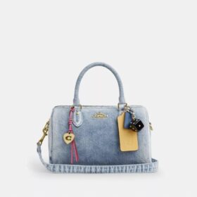 Bolso tipo cartera Rowan en denim desgastado con Charms