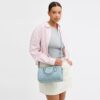 Bolso tipo cartera Rowan en Signature Canvas