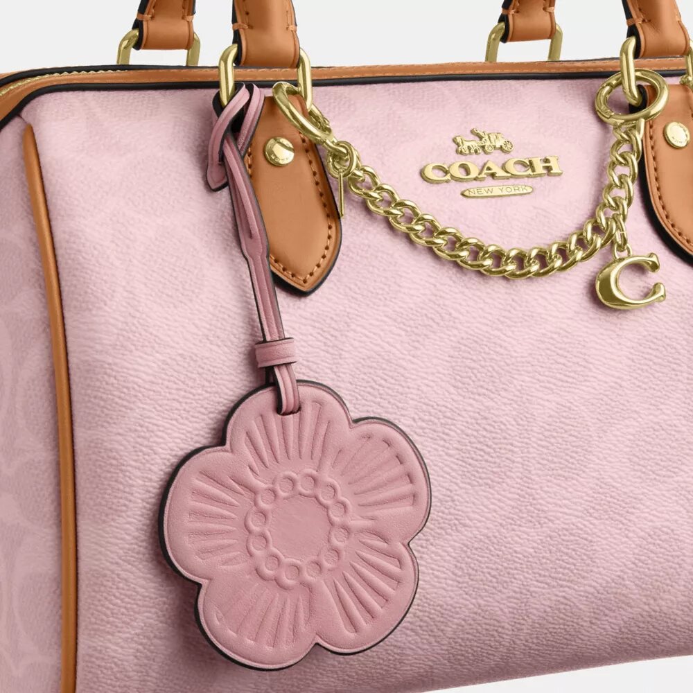 Bolso tipo cartera Rowan en Signature Canvas con Charms