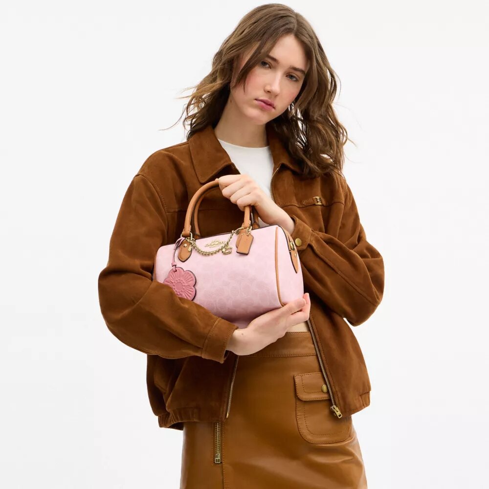 Bolso tipo cartera Rowan en Signature Canvas con Charms