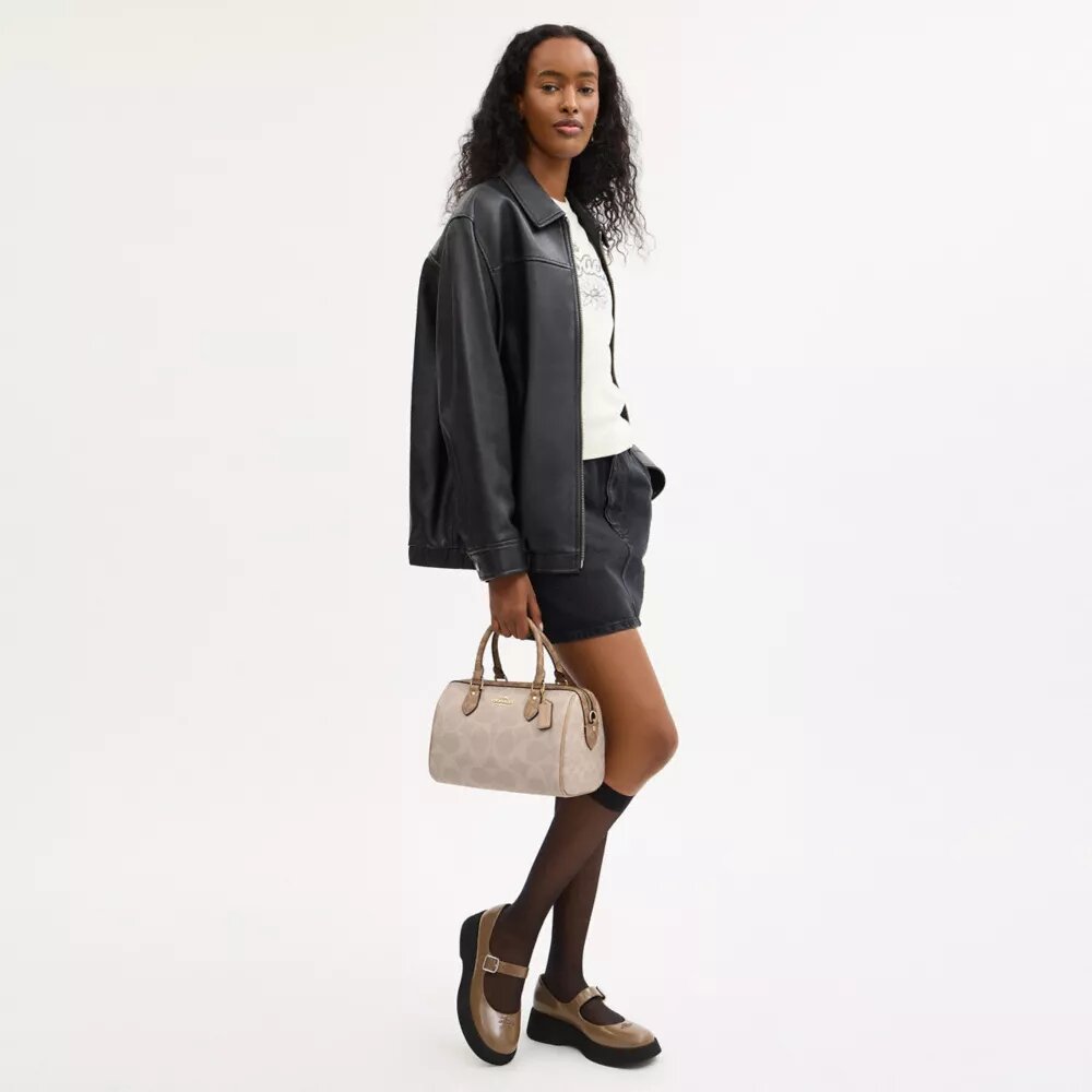 Bolso tipo cartera Rowan en Signature Canvas con diseño en bloques característico