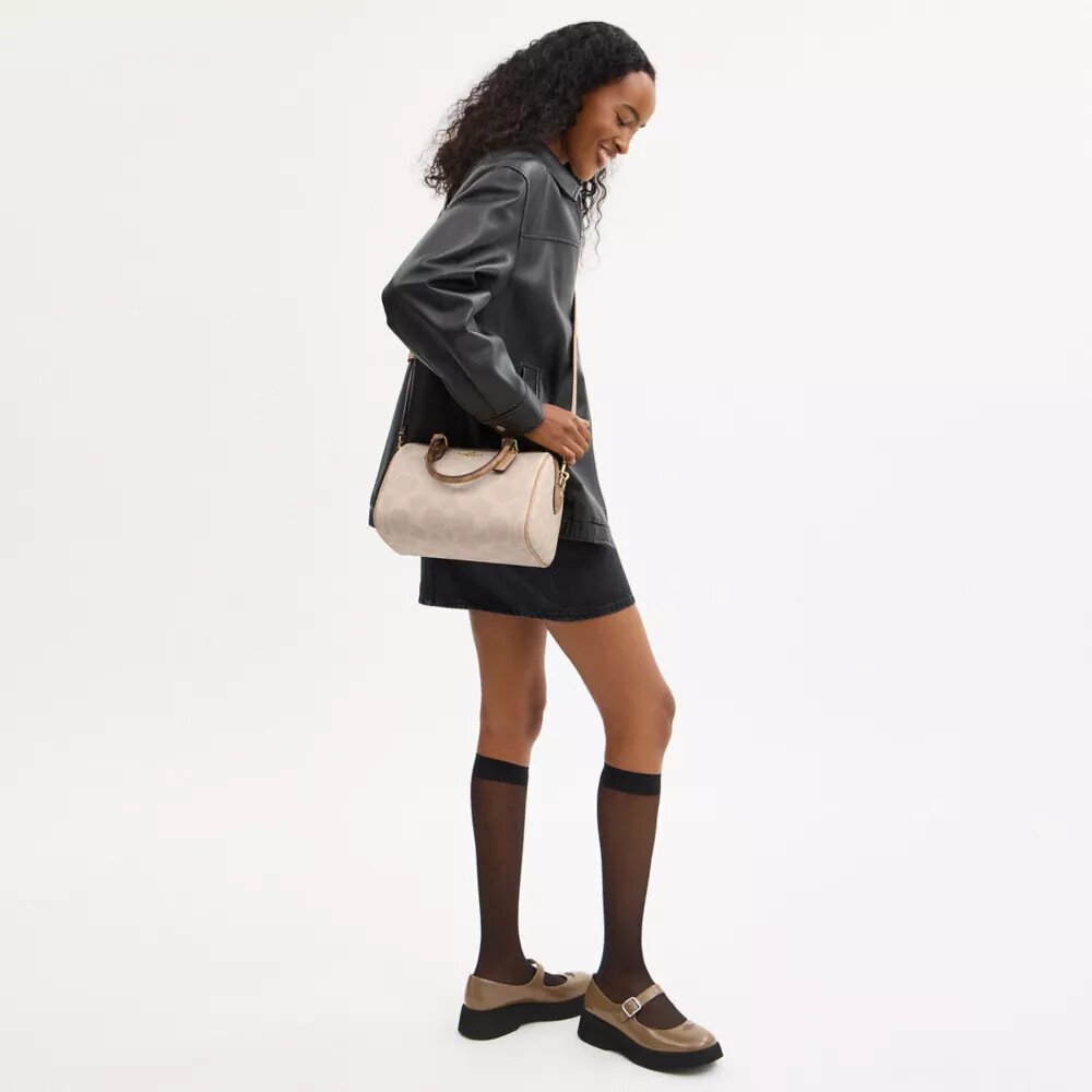 Bolso tipo cartera Rowan en Signature Canvas con diseño en bloques característico