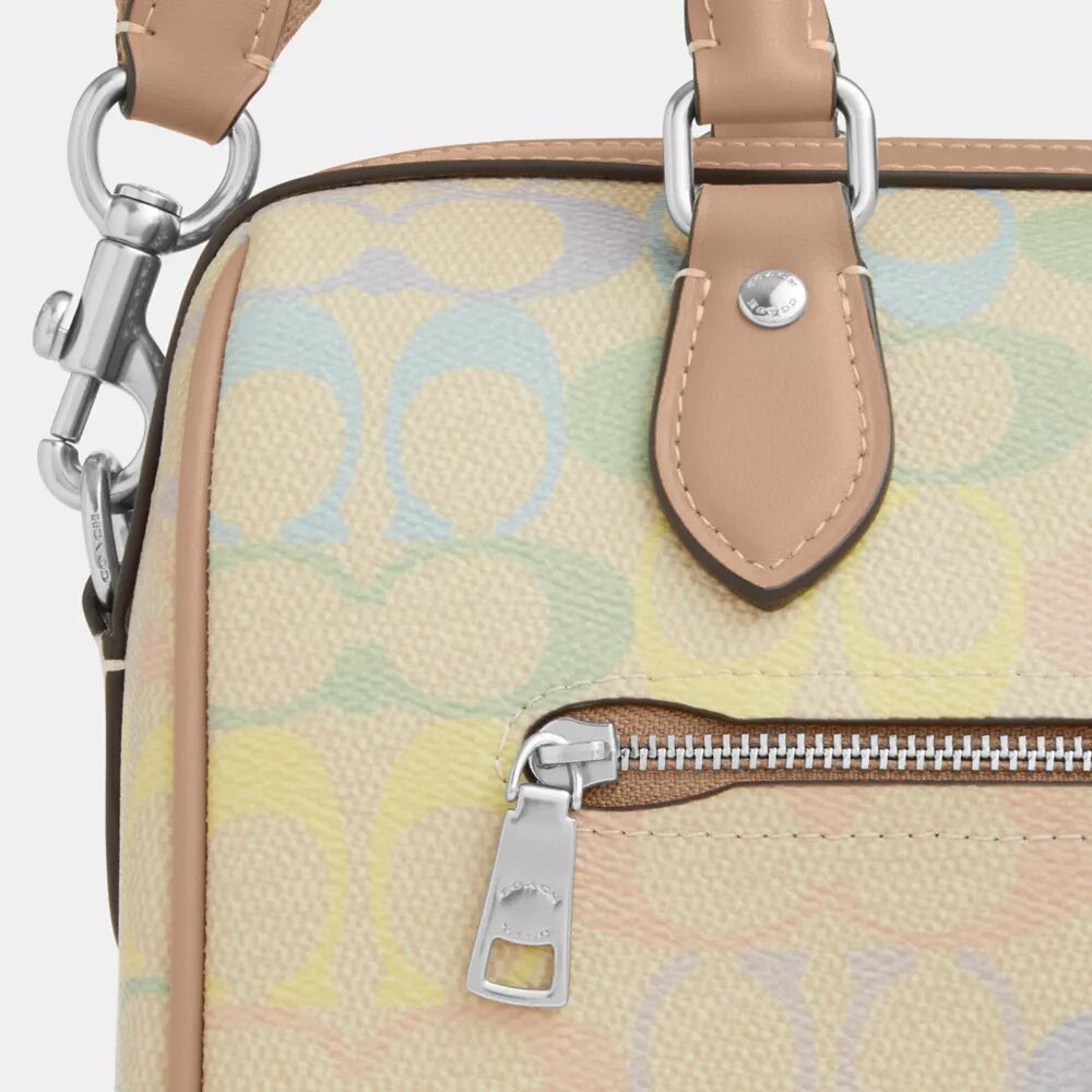 Bolso tipo cartera Rowan en Signature Canvas Rainbow