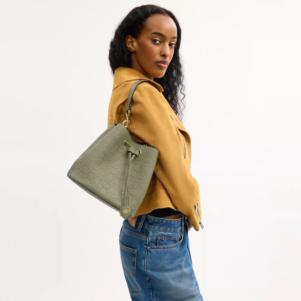 Bolso tipo cubeta Rowan en cuero exclusivo