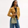 Bolso tipo cubeta Rowan en cuero exclusivo
