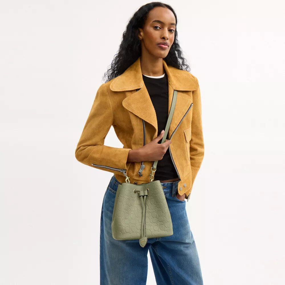 Bolso tipo cubeta Rowan en cuero exclusivo