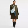 Bolso tipo cubeta Rowan en Signature Canvas