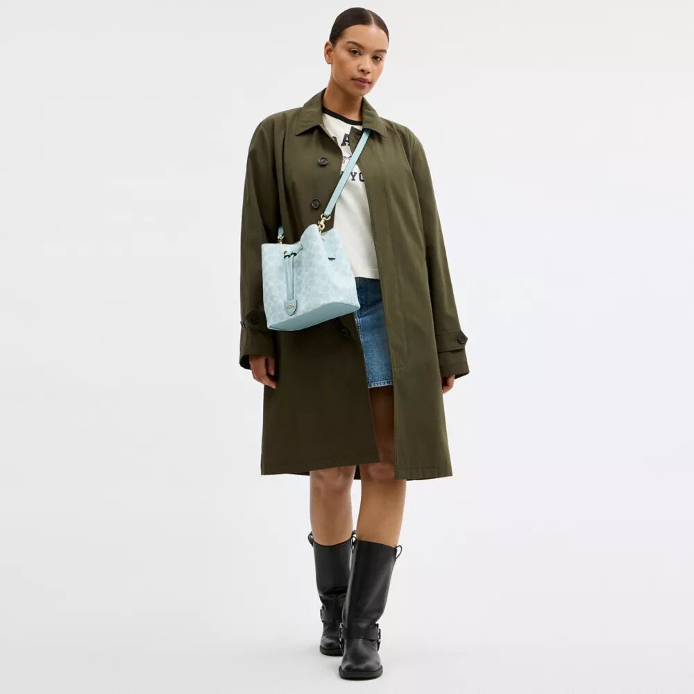 Bolso tipo cubeta Rowan en Signature Canvas