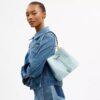 Bolso tipo cubeta Rowan en Signature Canvas