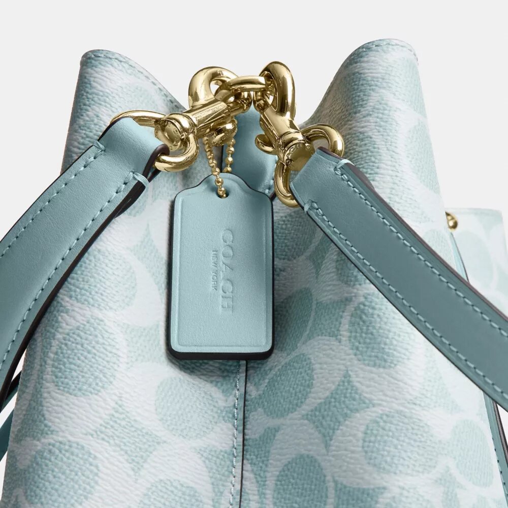 Bolso tipo cubeta Rowan en Signature Canvas
