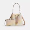 Bolso tipo cubeta Rowan en Signature Canvas