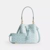 Bolso tipo cubeta Rowan en Signature Canvas